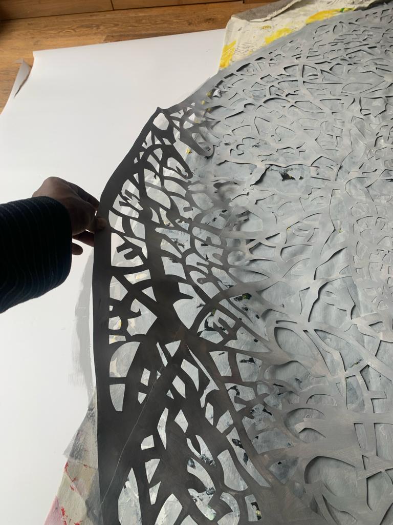 Groot uitgesneden papier in het atelier